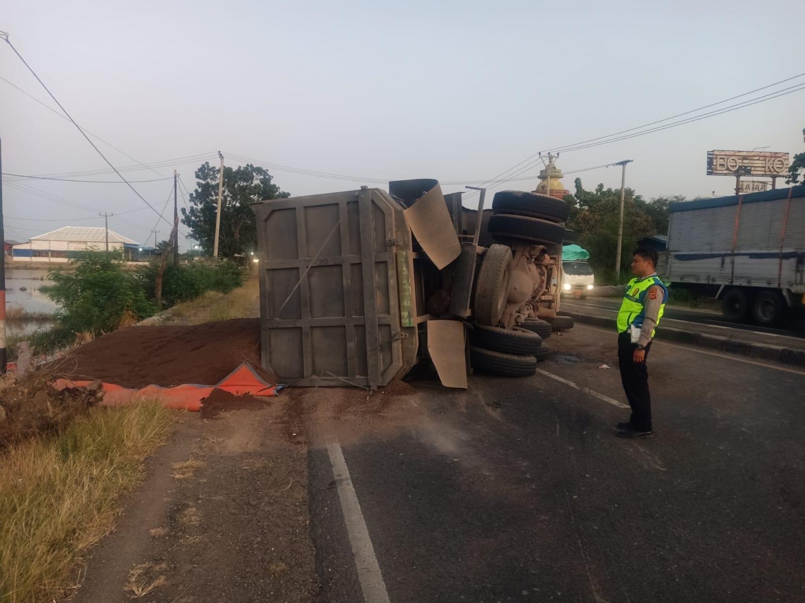 Polisi-saat-mengevakuasi-truk-tronton-muatan-pasir-yang-terguling-di-Jalur-Pantura-IndramayuSQ.jpg