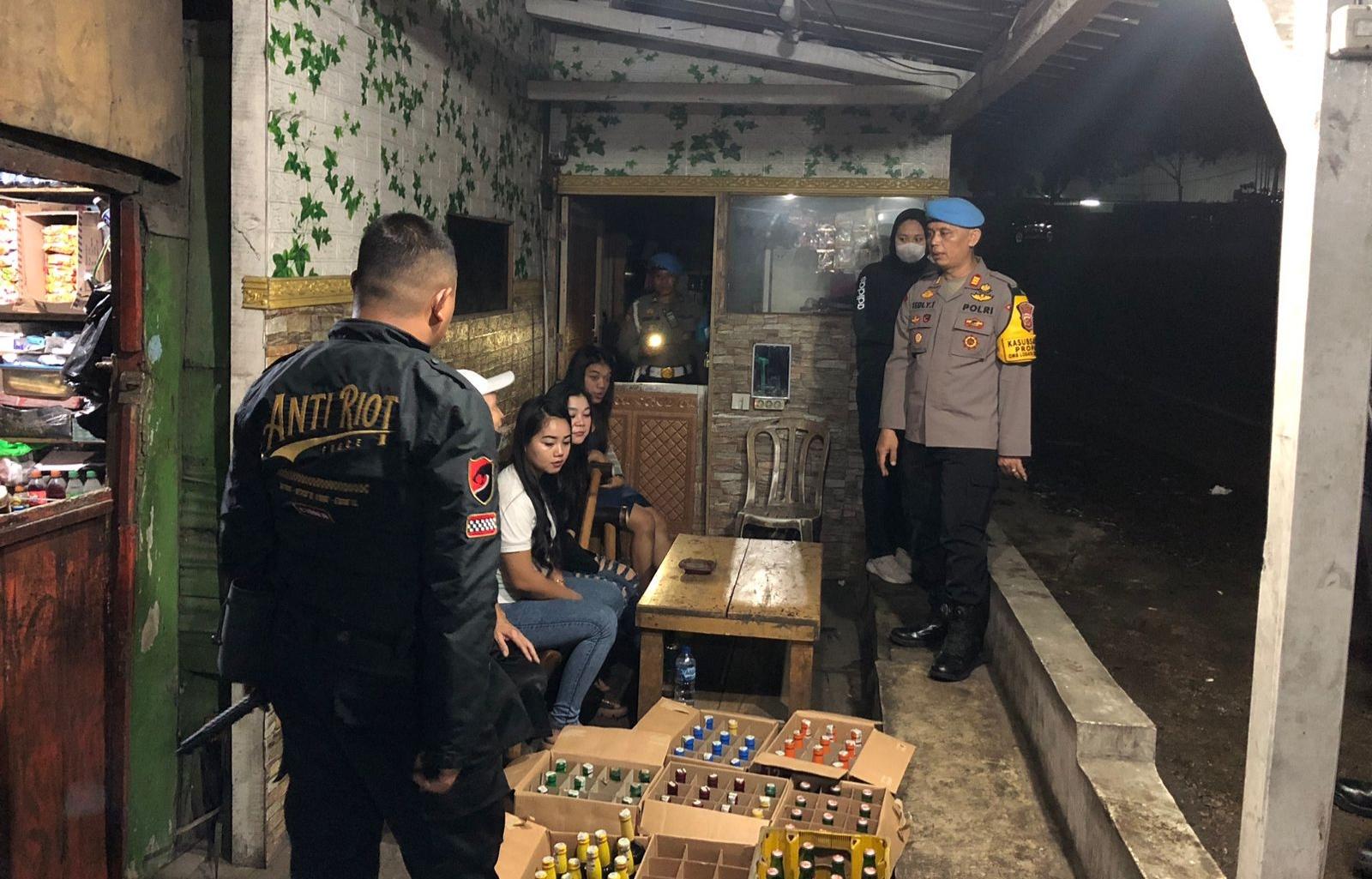 Polisi-saat-menggerebek-warung-remangN.jpg
