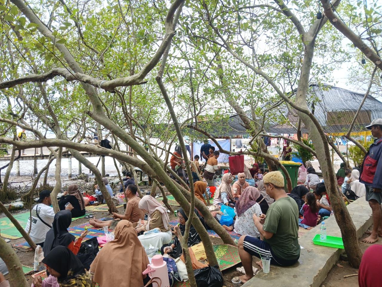 Potret-keramaian-kunjungan-pengunjung-di-Pantai-Kejawanan-Cirebon.jpg