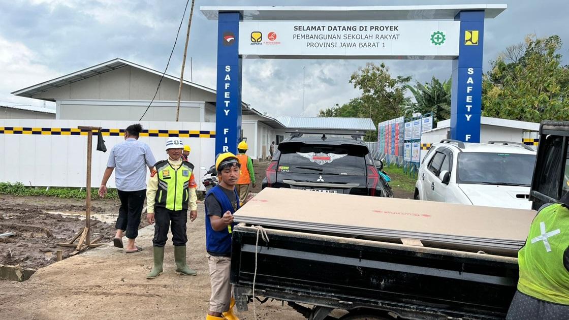 Potret-kesibukan-petugas-mempercepat-proses-pembangunan-gedung-Sekolah-Rakyat-di-Kabupaten-Cirebon.jpg
