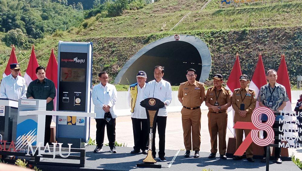 Presiden-RI-Joko-Widodo-meresmikan-Tol-CisumdawuS.jpg