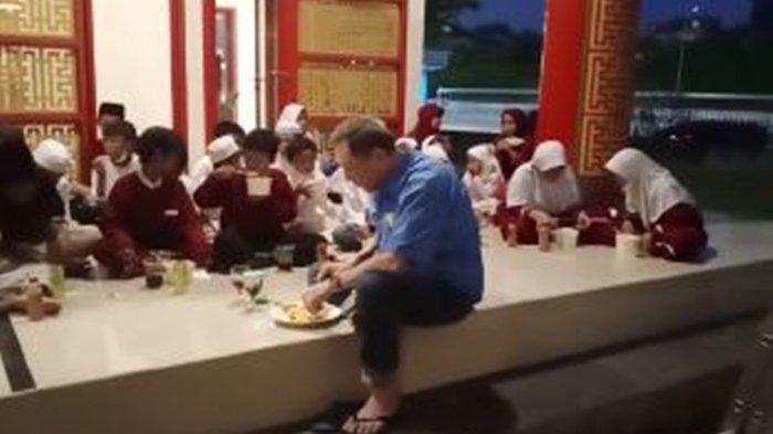 Pria-Ini-Senang-Buka-Puasa-Bareng-Anak-Yatim-di-Emperan-Masjid-Ternyata-Sosoknya-Konglomerat-Mualaf.jpg