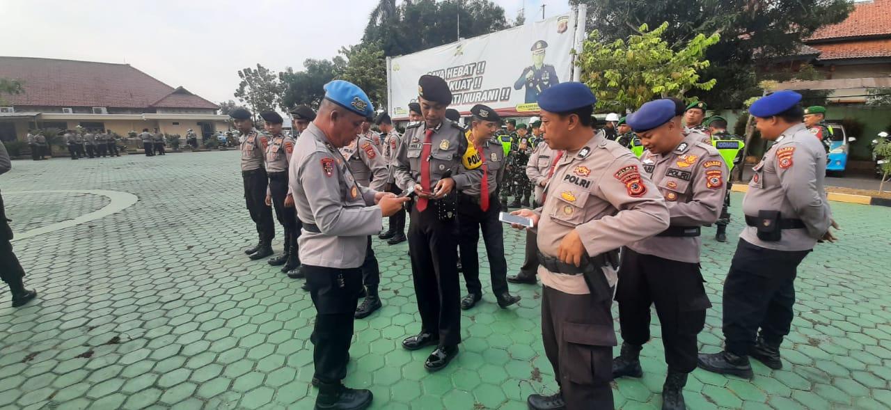 Propam-Polres-Indramayu-Cek-HP-Anggota.jpg