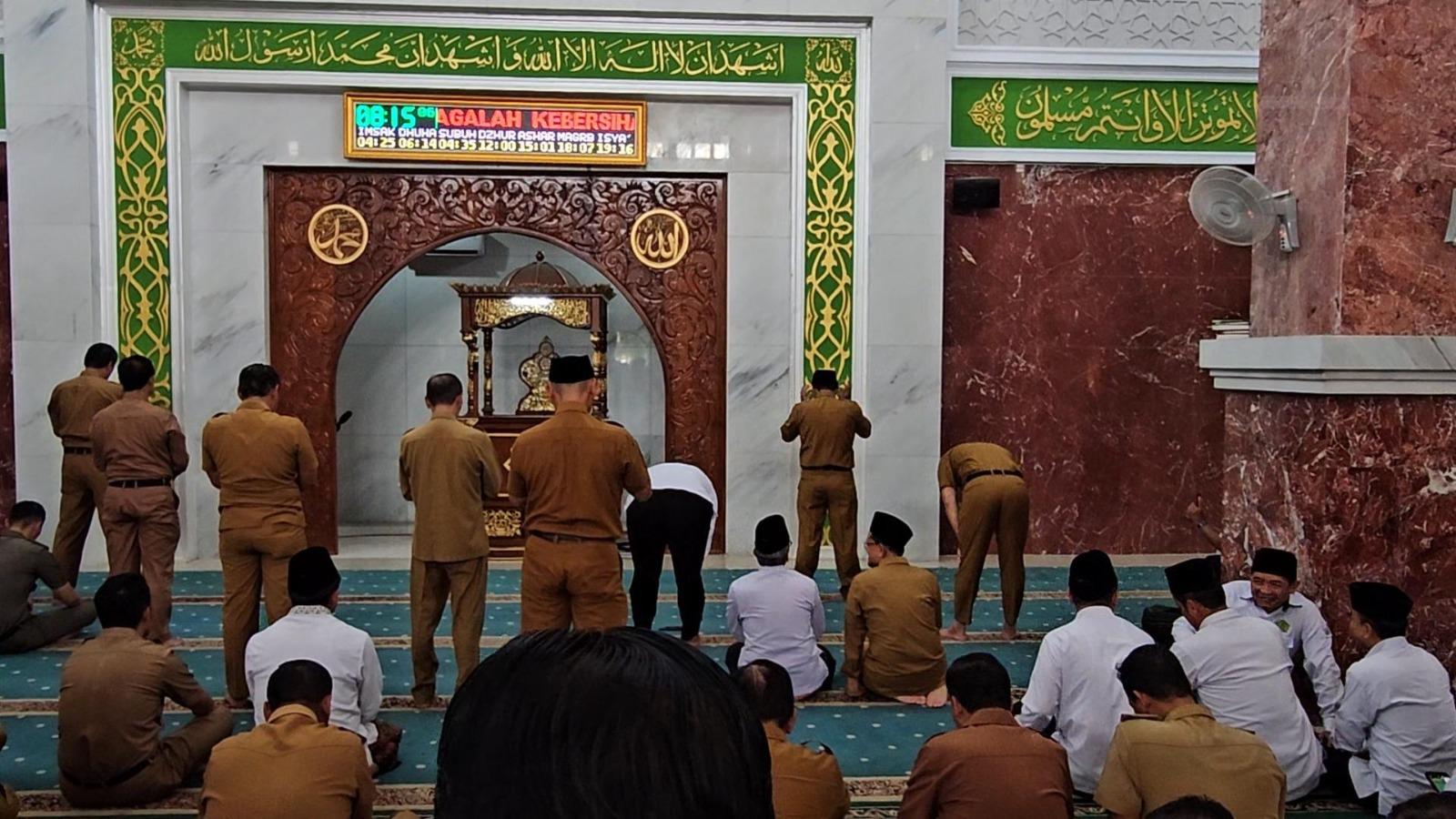 Puluhan-ASN-Pemkab-Majalengka-saat-menunaikan-salat-duha-dalamDW.jpg