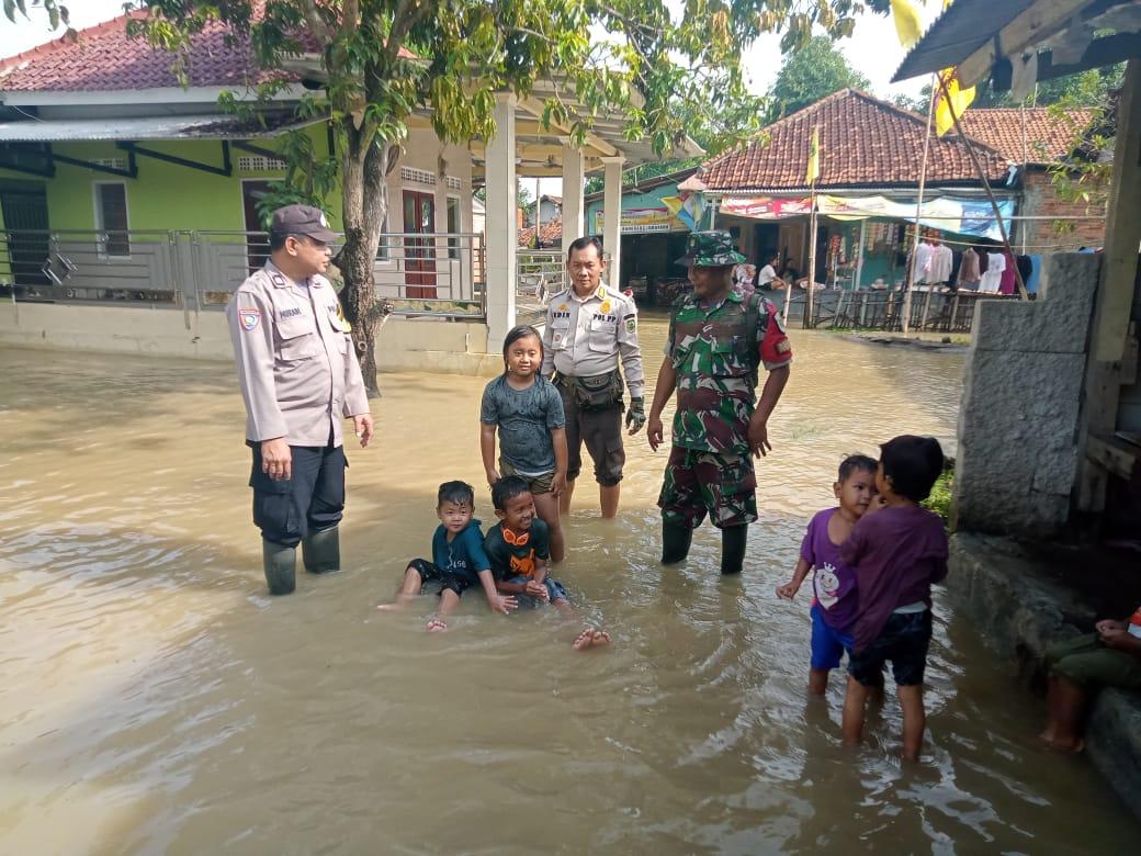 Puluhan-rumah-di-Desa-Pabuaran-Subang-terendam-banjir-luapan-sungaic.jpg
