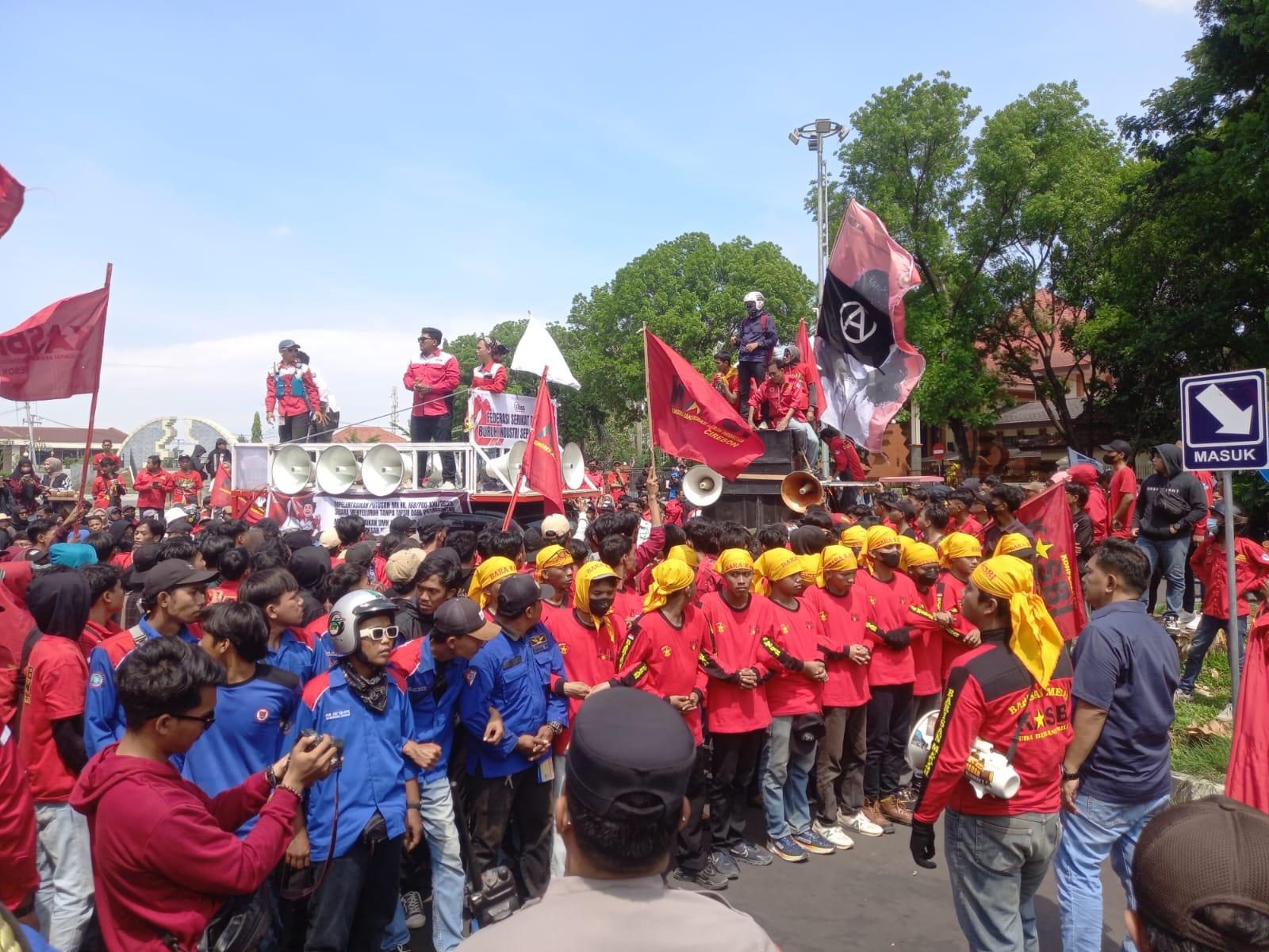 Ribuan-buruh-di-Kabupaten-Cirebon-menggelar-aksi-unjuk-rasa-menuntutss.jpg