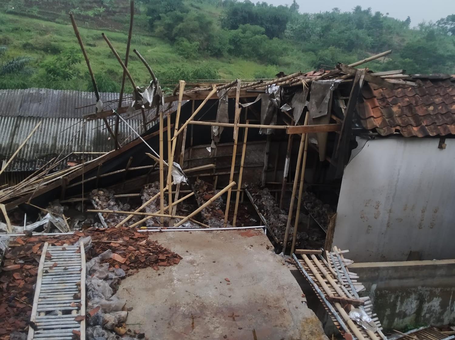 Rumah-Diterjang-Angin-Puting-Beliung-di-Cimenyan.jpg