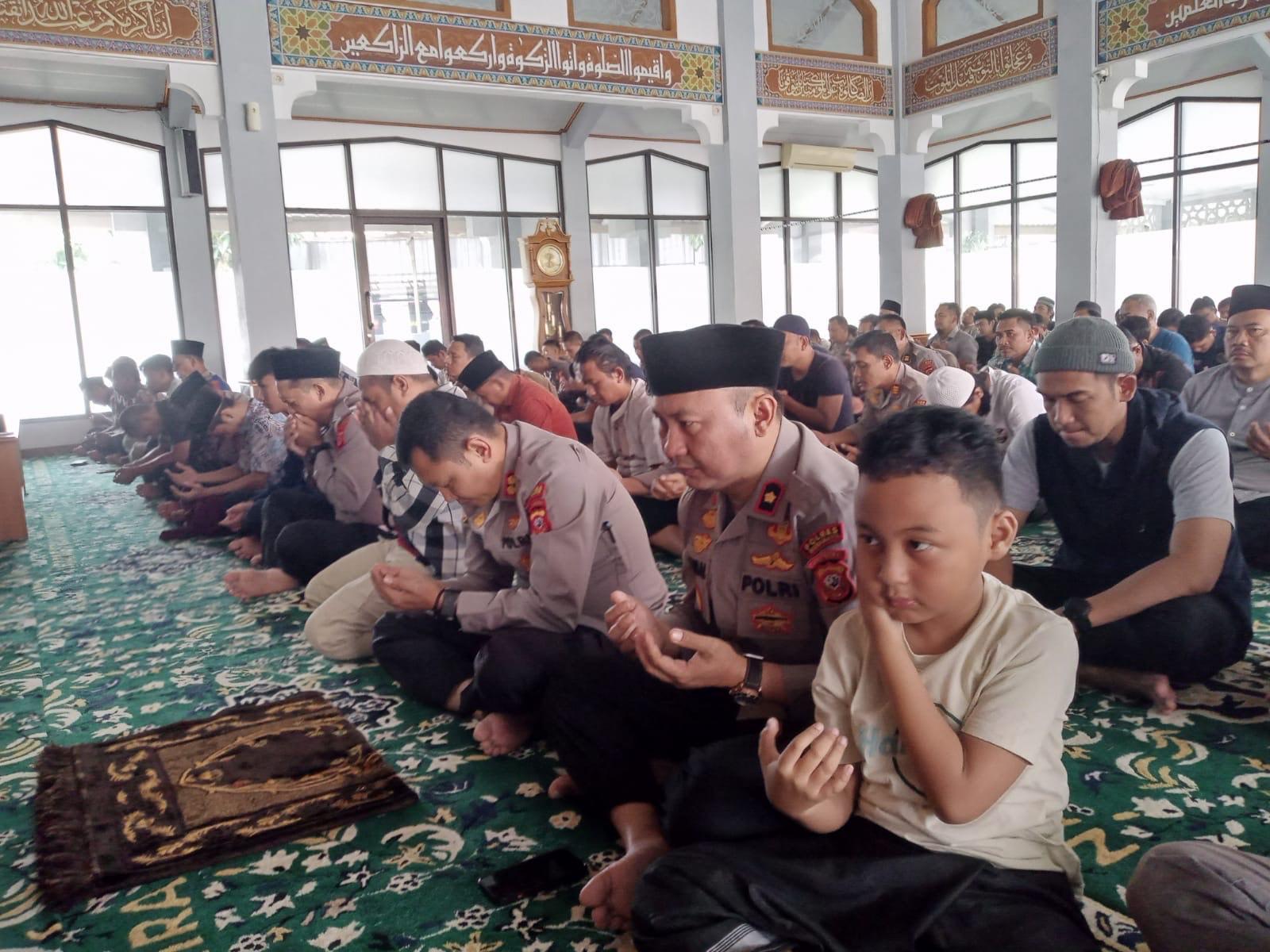 SALAT-JUMAT-Kapolres-Indramayu-AKBP-Ari-Setyawan-Wibowo-saatQWV.jpg