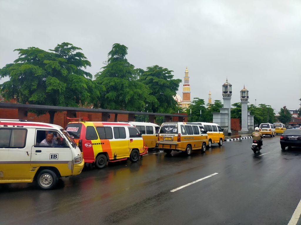 SOPIR-ANGKOT-MOGOK-Sejumlah-sopir-angkutan-kota-angkot-di-MajalengkaF.jpg