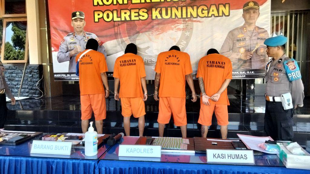 Sebanyak-empat-pengendar-Narkoba-di-Kuningan-berhasil-diamankan-f.jpg