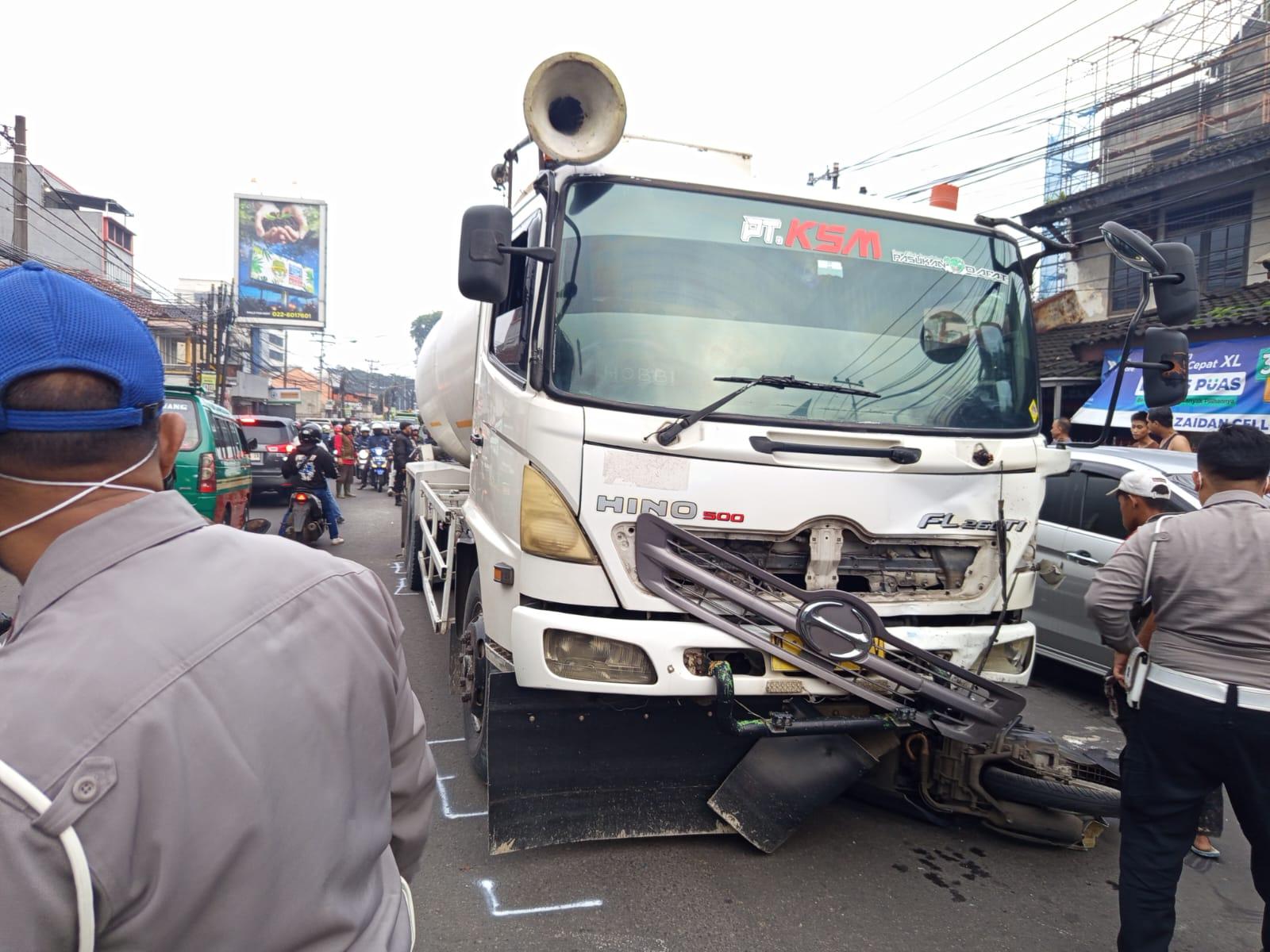 Sebuah-kecelakaan-melibatkan-sepeda-motor-dan-truk-terjadi-di-Jalan-Raya-CimaremeS.jpg