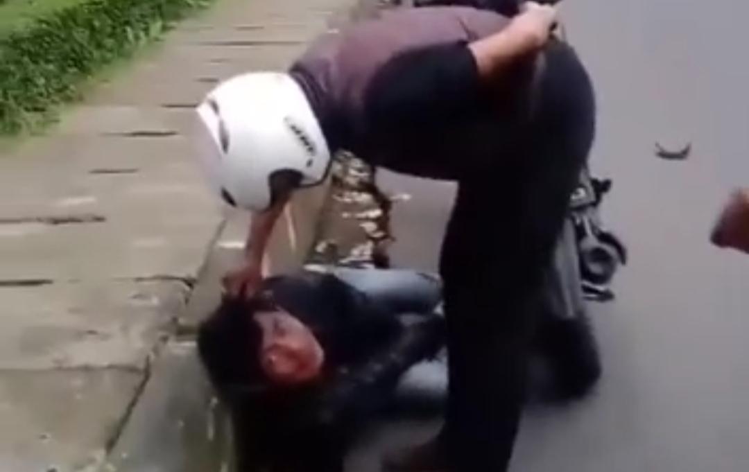 Sebuah-video-aksi-penganiayaan-oleh-seorang-pria-terhadap-pengendara-motorr.jpg