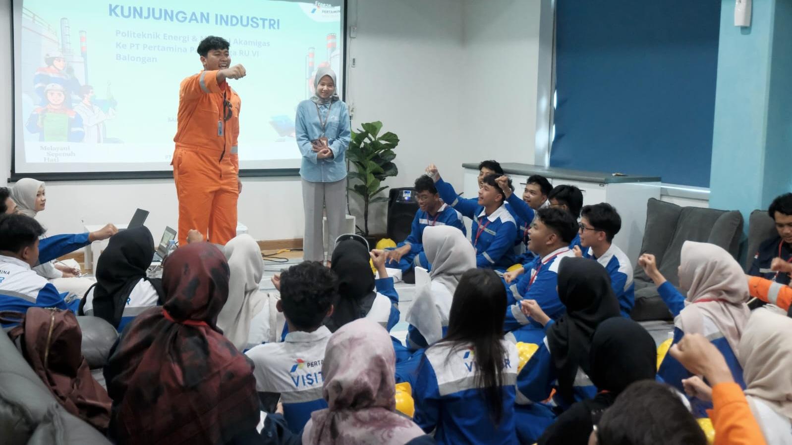 Sejumlah-mahasiswa-Fakultas-Teknik-Pengolahan-Migas-PEM-Akamigas-Cepugg.jpg
