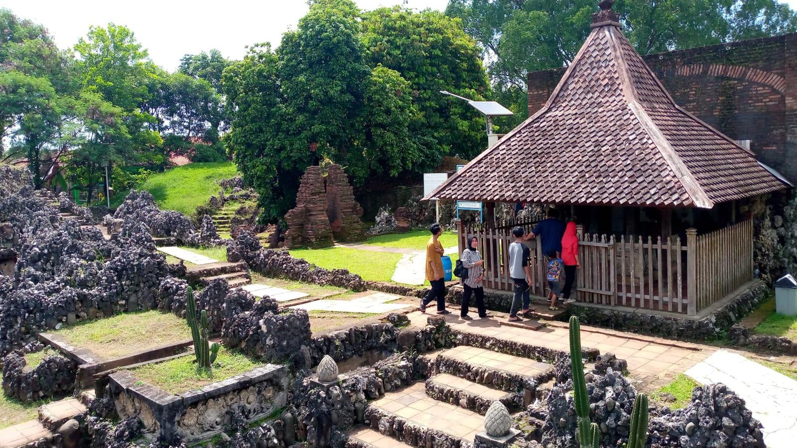 Sejumlah-pengunjung-saat-berwisata-di-Goa-Sunyaragi-Jalan-Brigjen-Dharsonop.jpg