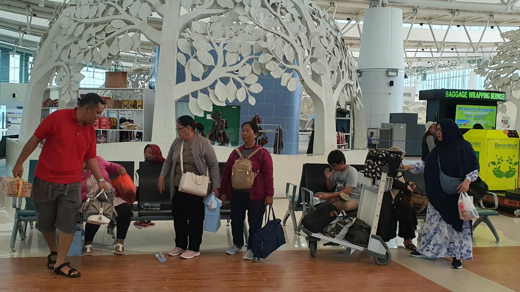 Sejumlah-penumpang-saat-menunggu-jadwal-penerbanganD.jpg