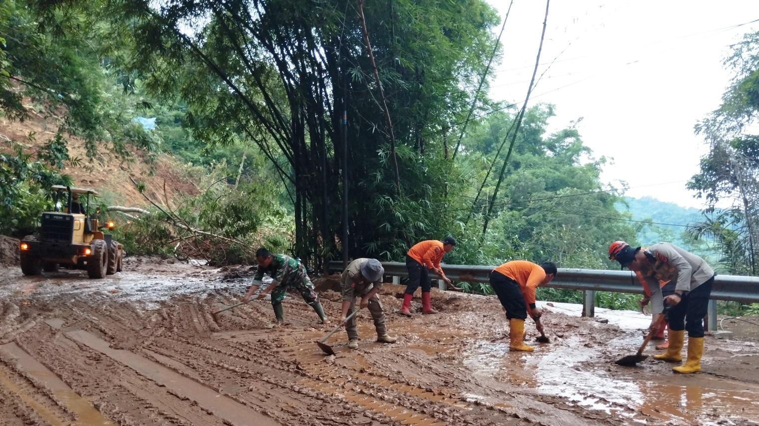 Sejumlah-petugas-gabungan-saat-membersihkan-material-longsors.jpg