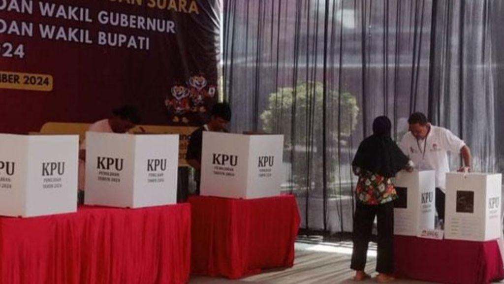 Sejumlah-warga-saat-mengikuti-simulasi-pemungutan-suara-Pilkada-Serentak-2024ff.jpg