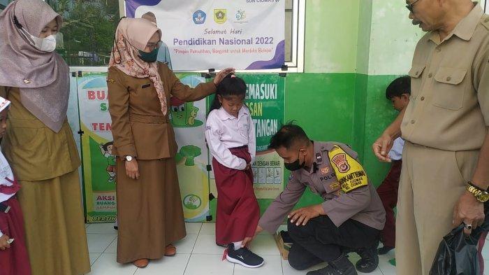 Sekolah-Pakai-Sandal-Karena-Tak-Punya-Sepatu-Siswi-SD-di-Bogor-Ini-Bikin-Polisi-Tersentuh.jpg