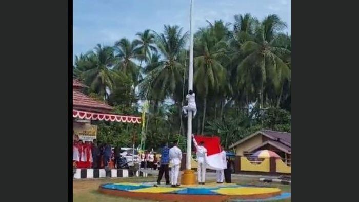 Siswa-Panjat-Tiang-Bendera-saat-Talinya-Tersangkut-Kini-Dapat-Beasiswa-dari-Gubernur-Gorontalo.jpg