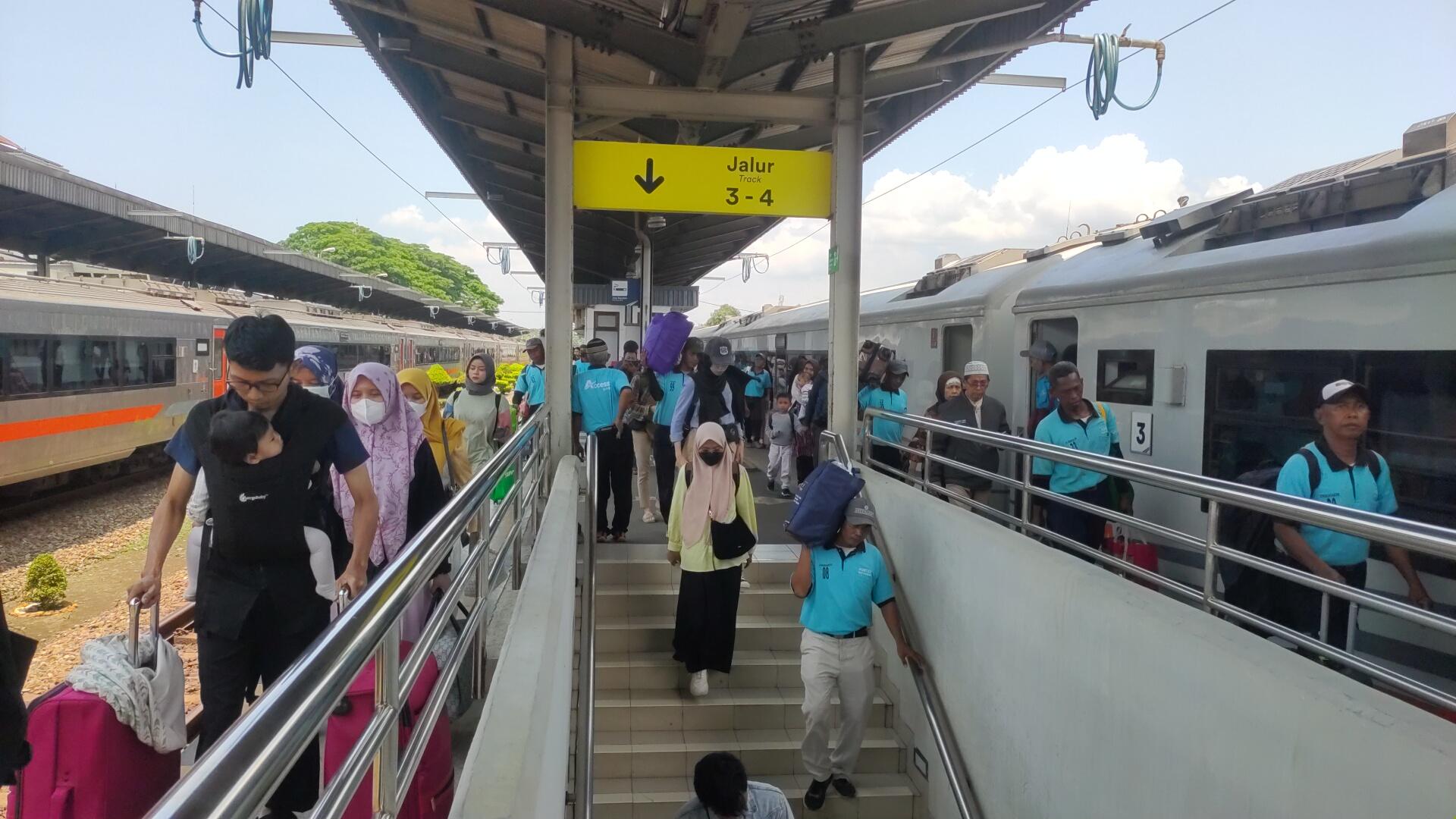 Suasana-Stasiun-Cirebon-Kejaksan-saat-kedatangans.jpg