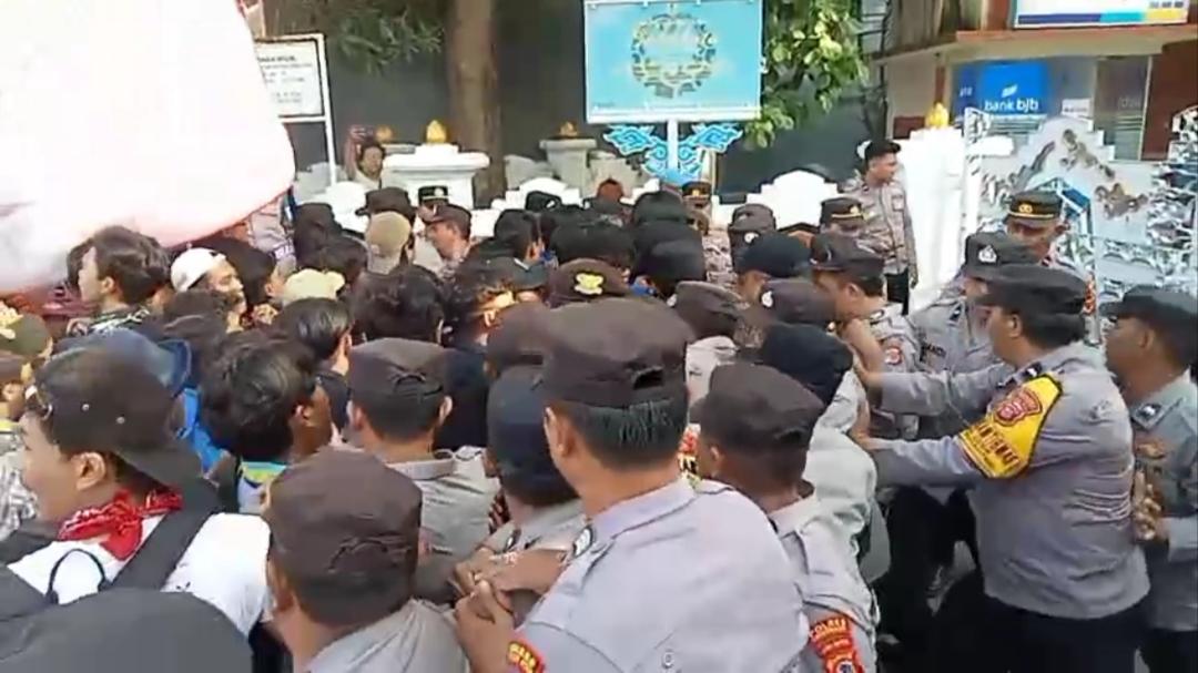 Suasana-di-depan-Kantor-Wali-Kota-Cirebon-mendadak-memanas-Kamis-752026-sorec.jpg