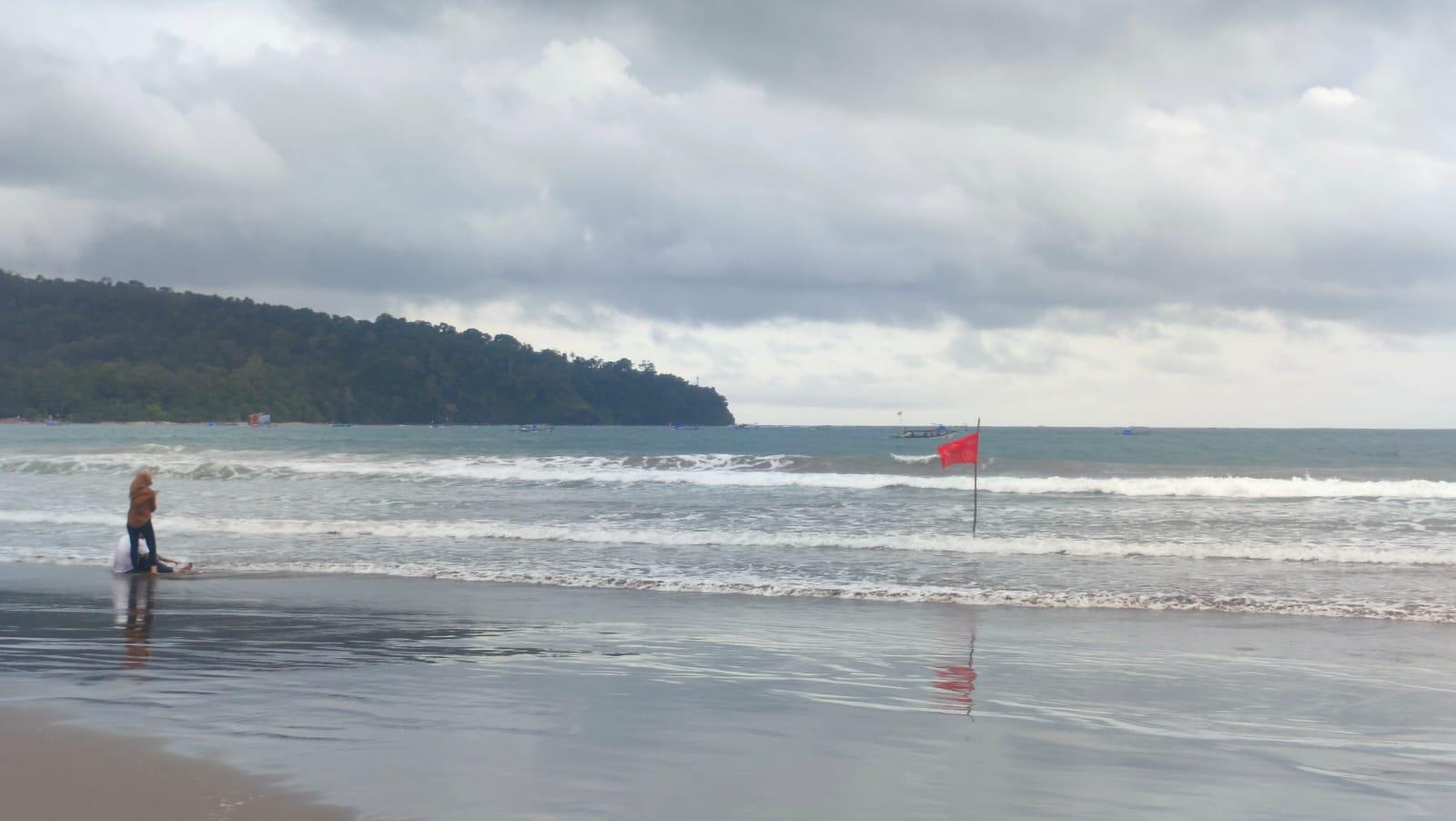 INNALILLAHI, Ombak Besar Seret Wisatawan di Pantai Barat Pangandaran, 1 Korban Belum Ditemukan