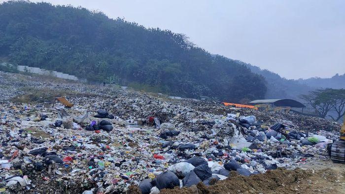 90 Persen Api Permukaan Padam, Operasi Water Bombing di TPA Sarimukti Terus Dilanjutkan