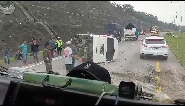 Tangkapan-layar-video-kecelakaan-minibus-jenissf.jpg