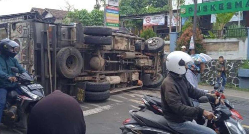 Tiga Kendaraan Terlibat Kecelakaan Beruntun di KBB, Pengendara Motor Tewas Tertabrak Truk