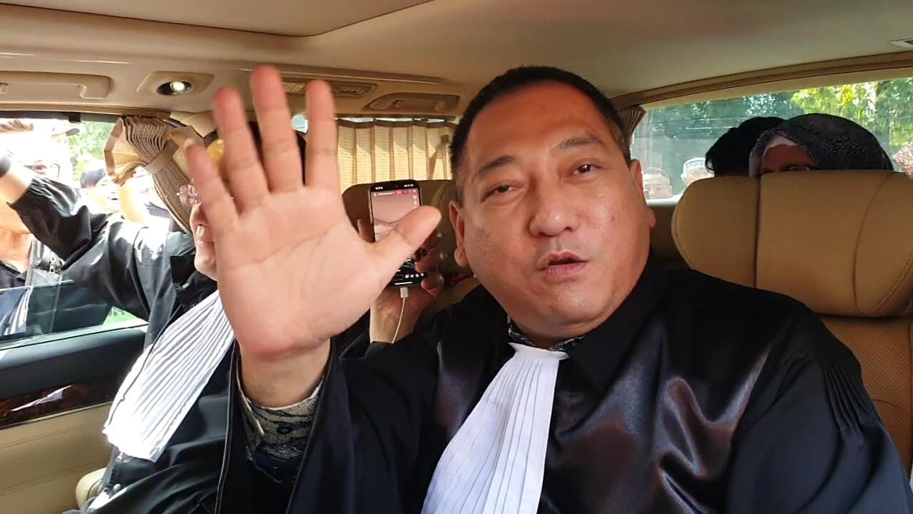 Sejumlah Warga Sambut Kedatangan Rombongan Saka Tatal di PN Cirebon, Ada yang Bawa Spanduk