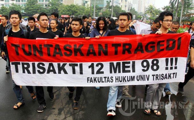 Tragedi-Trisakti-12-Mei-1998-Penembakan-4-Mahasiswa-dalam-Demonstrasi-di-Era-Presiden-Soeharto.jpg
