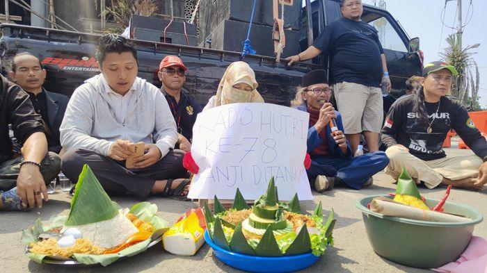 cirebon/Tumpengan-warga-Indramayu-atas-status-tersangkanya-Panji-Gumilang-05082023.jpg