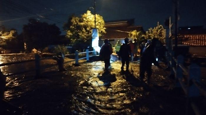 akibat-tanggul-jebol-di-Sungai-Cigede-Dayeuhkolot-bandung.jpg