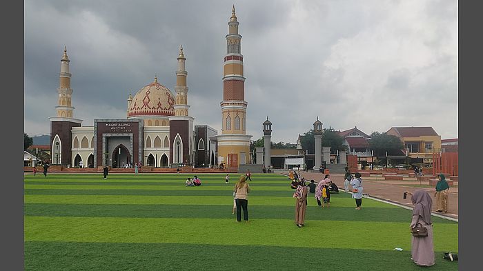 alun-alun-majalengka-dengan-latar-masjid-agung-al-imam-majalengka.jpg
