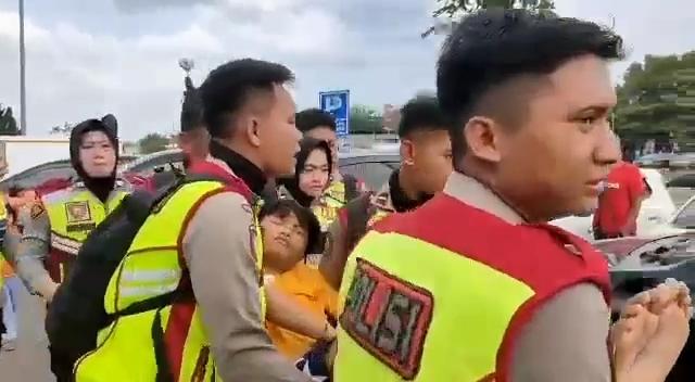 anggota-Polres-Indramayu-saat-menolong-pemudikk.jpg
