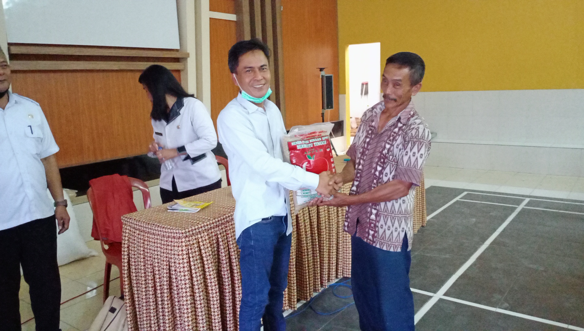 anggota-dprd-kuningan-udin-kusnedi-berikan-benih-padi-ke-petani-desa-windujanten1.jpg