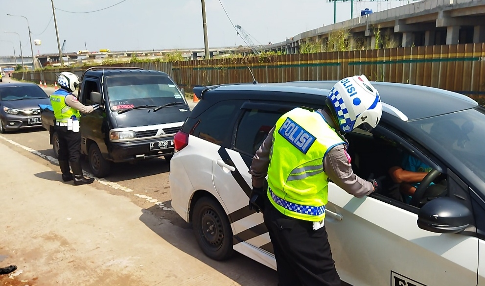 aparat-kepolisian-saat-melakukan-penyekatan-di-exit-tol-cileunyi1.jpg