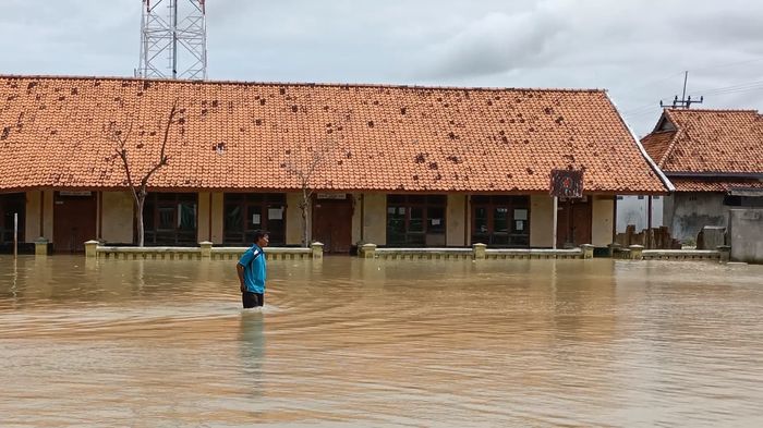 BREAKING NEWS: Banjir Rob Rendam SDN Eretan Wetan 2 Indramayu, Ada Satu Ruangan yang Tidak Terendam