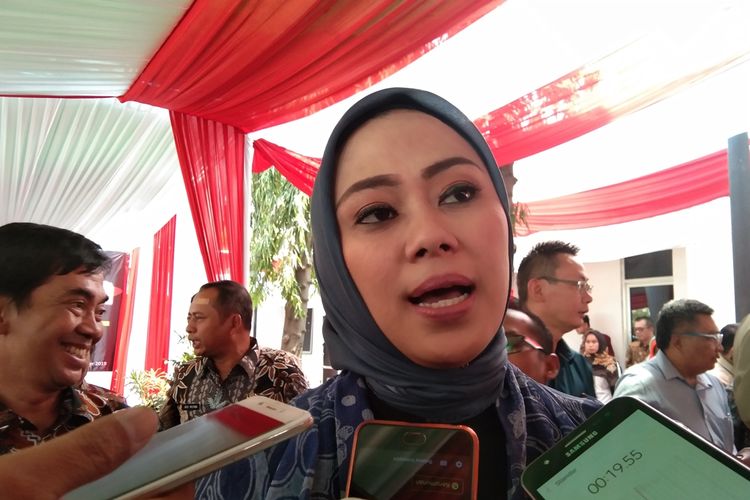 bupati-karawang-cellica-nurrachadiana.jpg