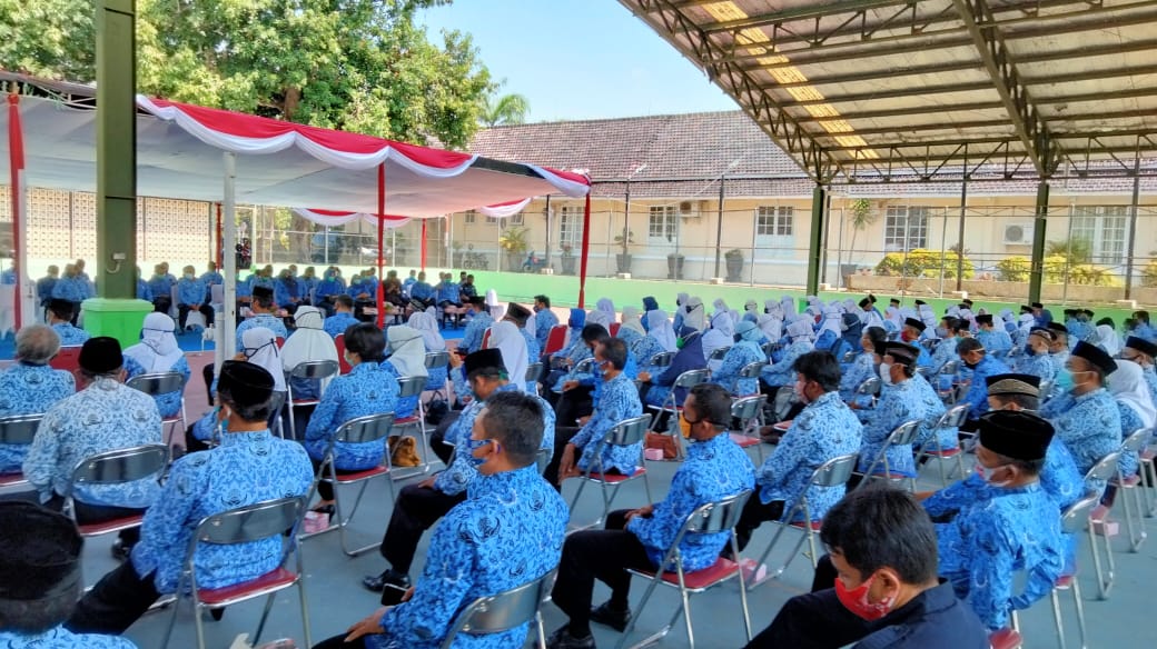 bupati-majalengka-karna-sobahi-menyerahkan-surat-keputusan-bupati1.jpg