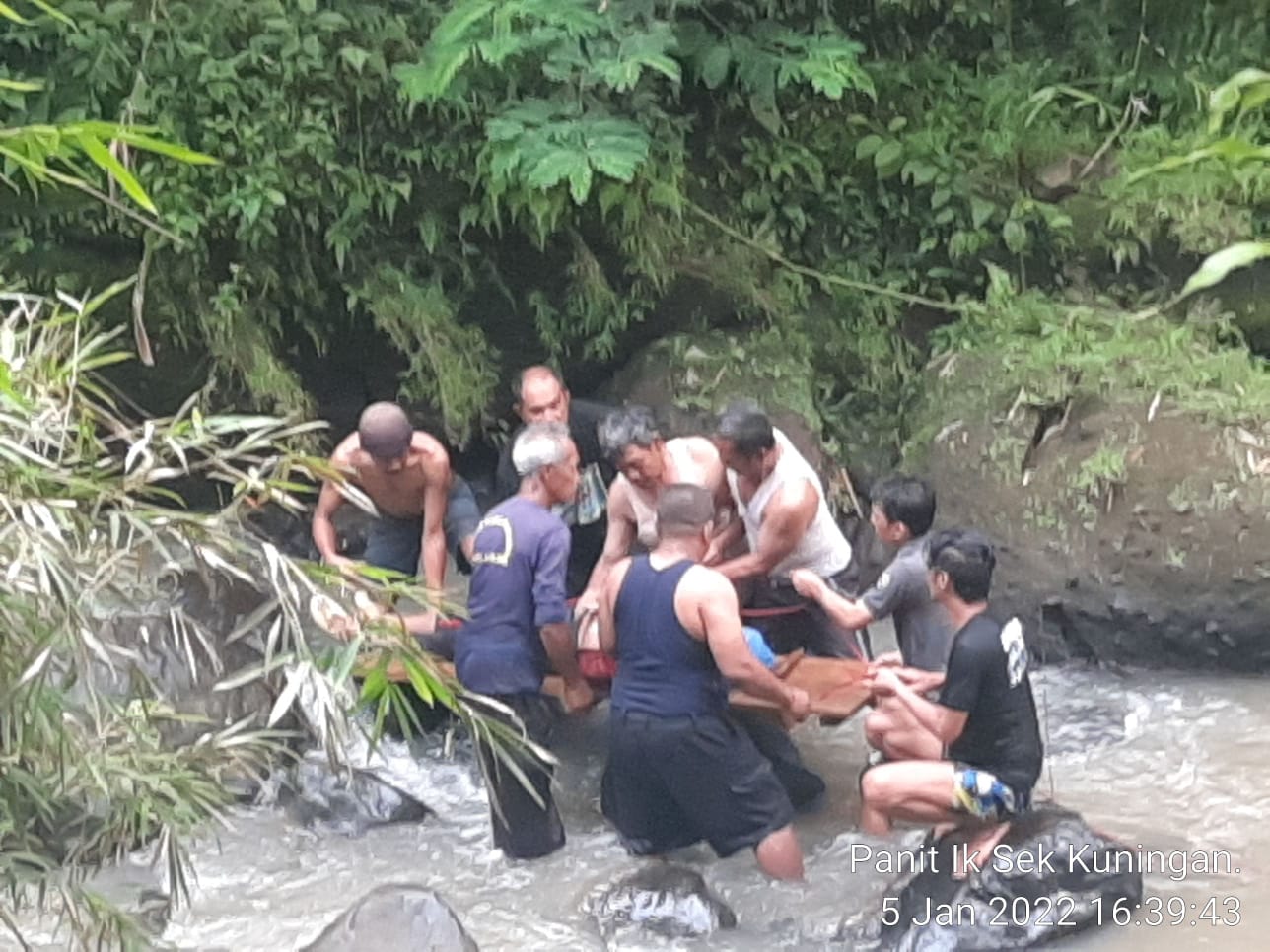 Pak Ujang Temukan Sesosok Mayat di di Bantaran Sungai Cisanggarung, Kapolsek Kuningan Ungkap Begini