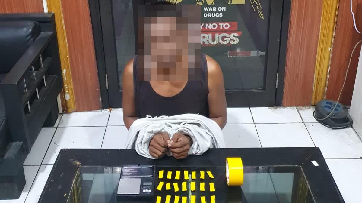 TERANCAM 6 Tahun Bui, Buruh di Cirebon Kedapatan Simpan Belasan Paket Sabu Dilapisi Lakban Kuning