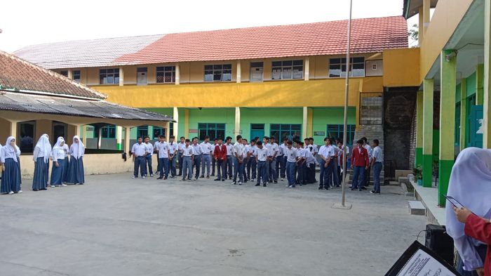 guru-dan-siswa-smk-upacara-gempa-1712022.jpg