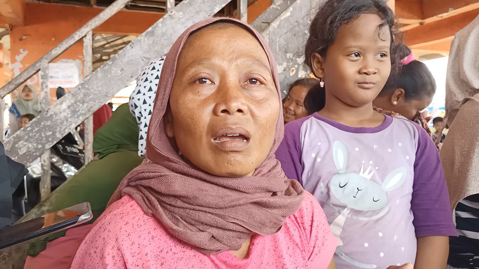 ibu-di-indramayu-ini-tak-sanggup-sembunyikan-khawatiran-anaknya-jadi-korban-tabrakan-kapal.jpg