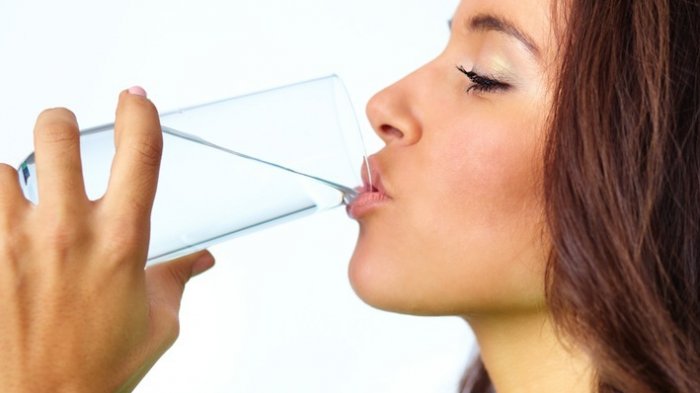 ilustrasi-wanita-minum-air-putih.jpg
