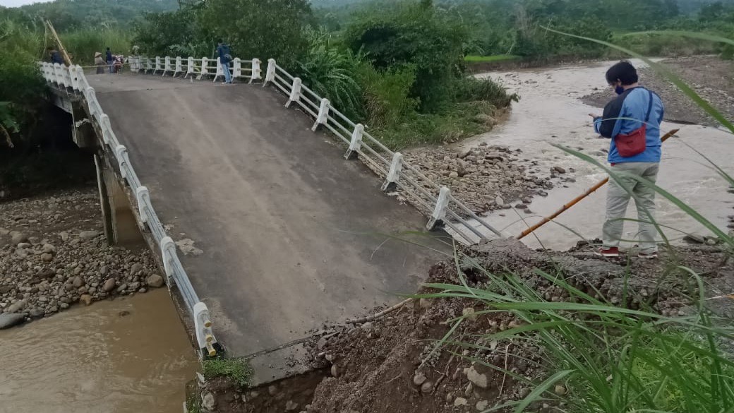 ini-penyabab-ambruknya-jembatan-penghubung-dua-desa-di-kabupaten-cirebon-dan-kuningan.jpg
