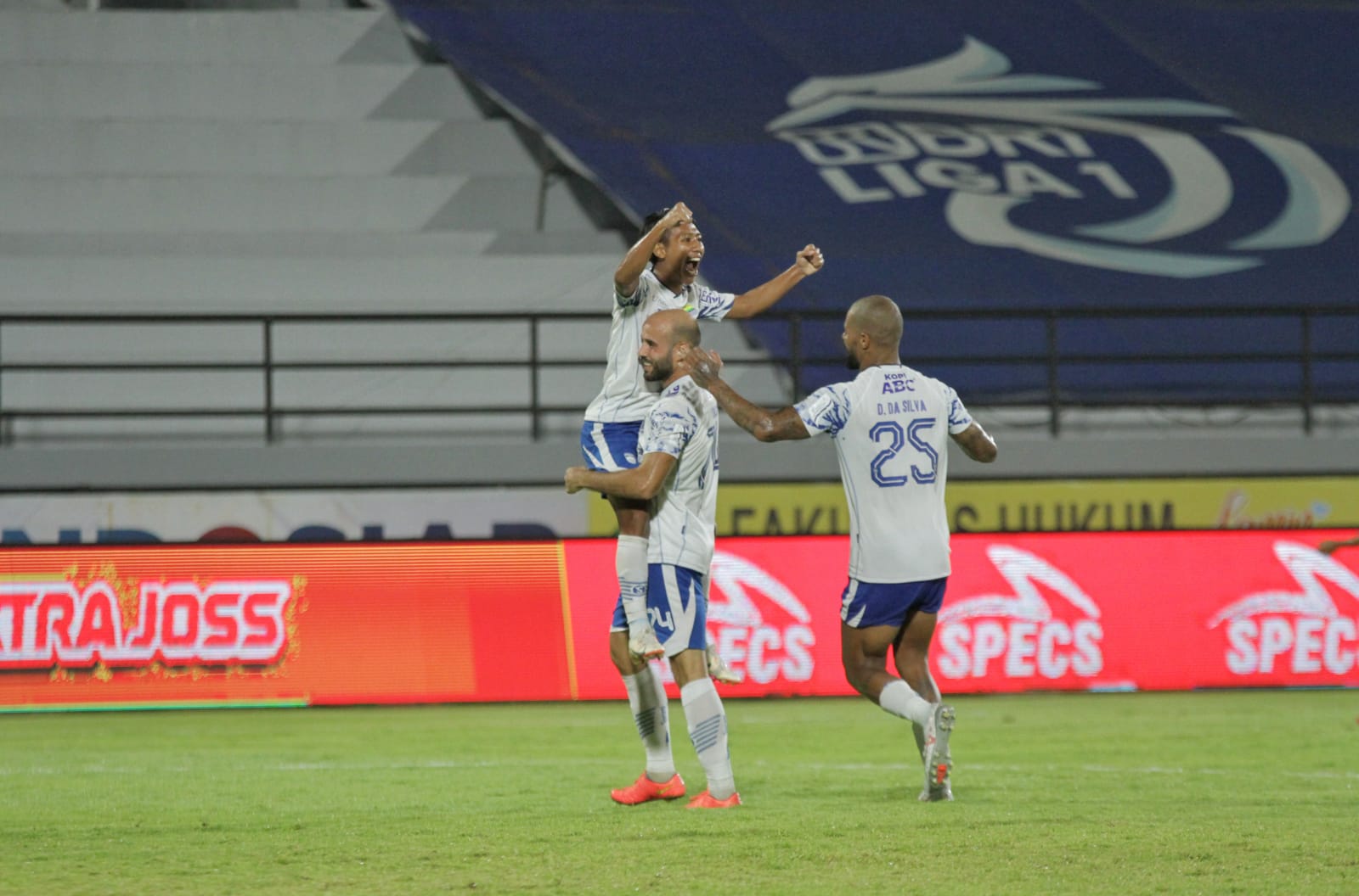 jalannya-pertandingan-persib-vs-borneo-fc.jpg