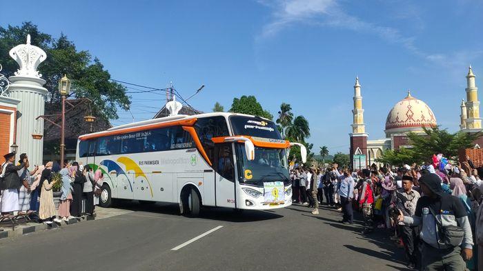 keberangkatan-calon-jemaah-haji-asal-Majalengka-2962022.jpg
