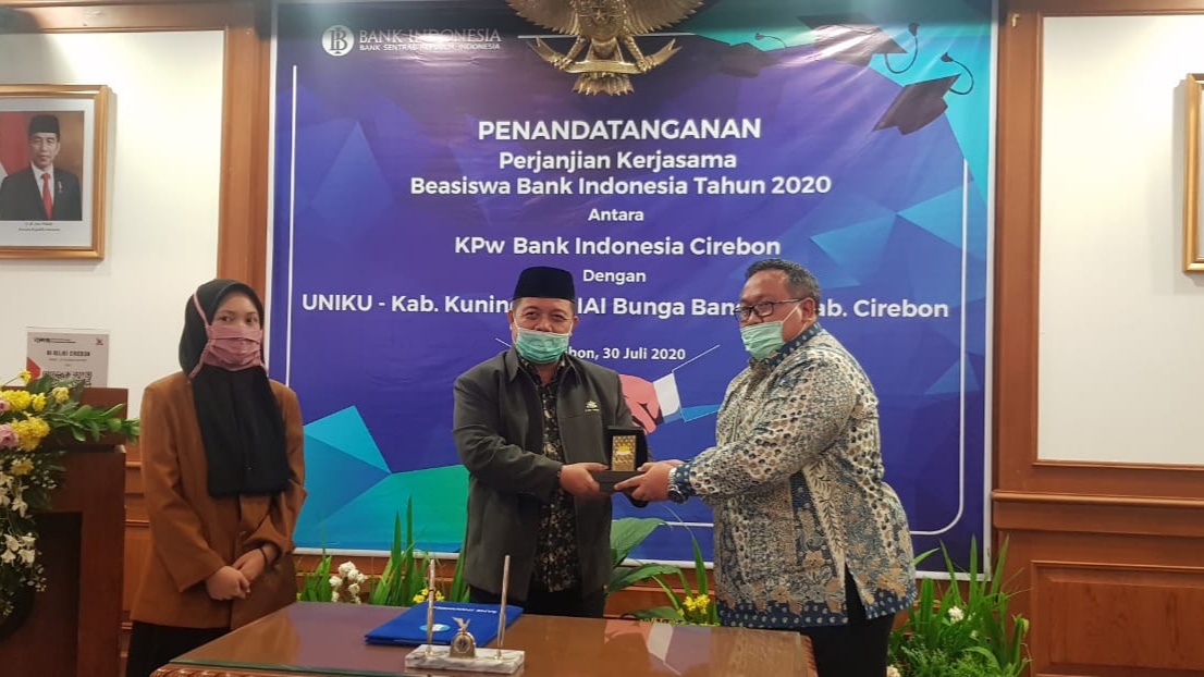 Dorong Kemajuan Pendidikan, KPw BI Cirebon Berikan Beasiswa untuk Mahasiswa IAI BBC dan Uniku