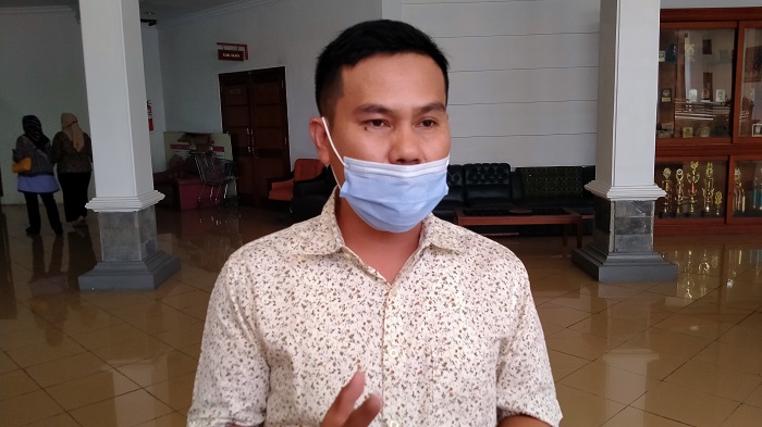 ketua-kpu-indramayu-buka-suara-terkait-video-dirinya-rayakan-ultah-salah-satu-calon-wabup.jpg